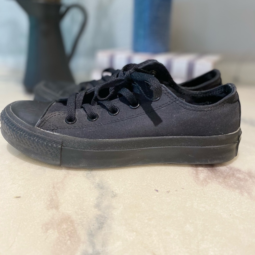 Black converse - Picture 2 of 5